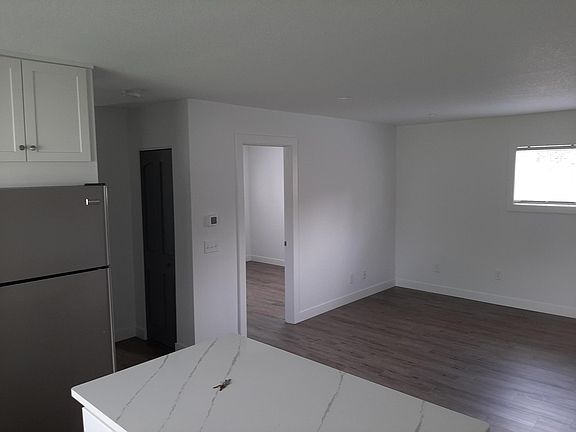 5th image of 908 Hanson St