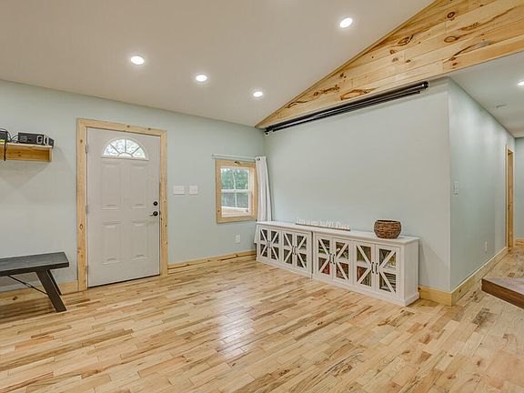 3rd image of 180 Lakeview Dr