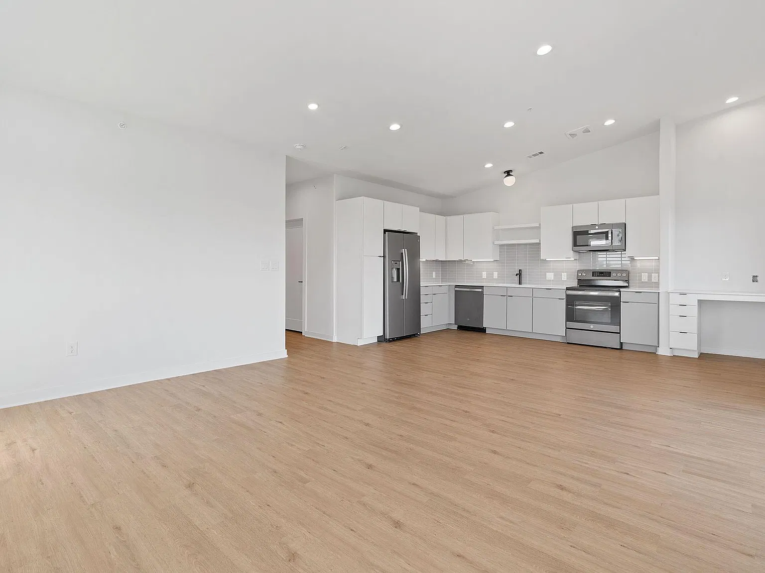 2 bed, 2.0 bath, 1111 sqft, $1,995 — Photo 2
