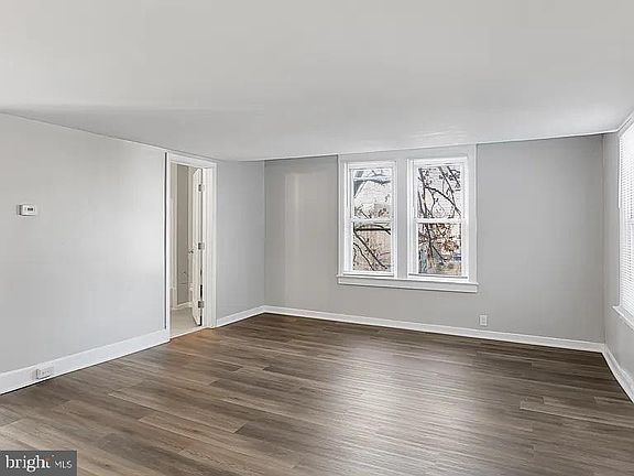 4th image of 212 Warren St