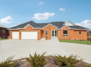 1863 Glen Oaks Dr, West Des Moines, IA 50266