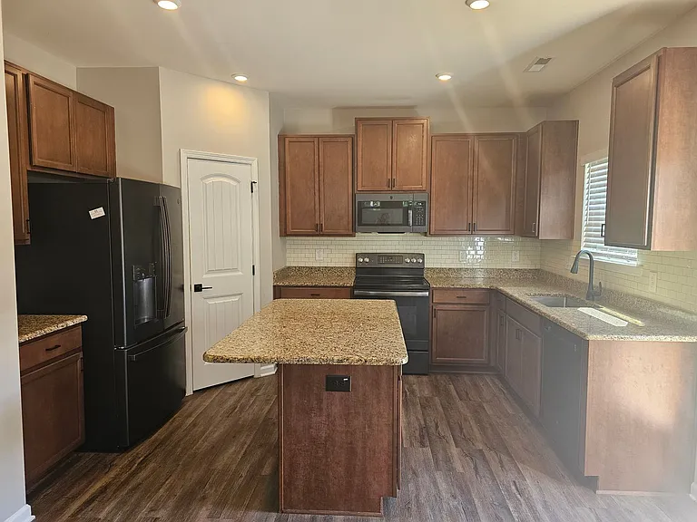 512 Lionheart Ln — Photo 3