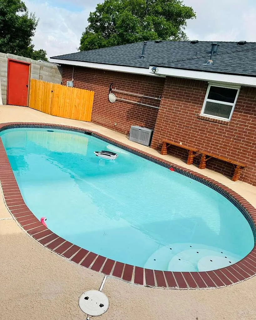 4 bed, 2.0 bath, 2310 sqft, $4,200 — Photo 3