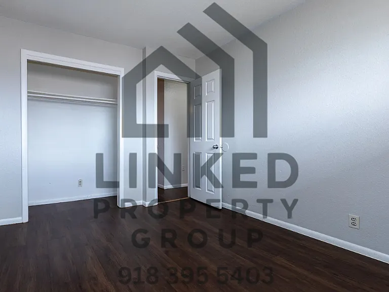 One Bedroom Apartments on Marshall! — Photo 8