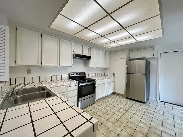 485 Trout Ct — Photo 8