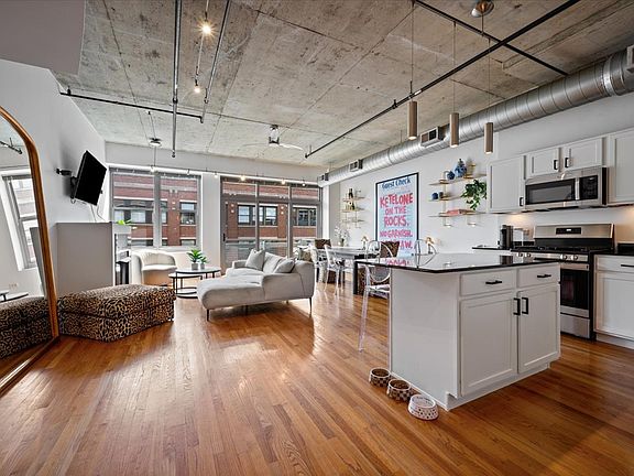 5th image of 933 W Van Buren St APT 702