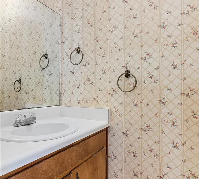 2372 Gregory Dr — Photo 12