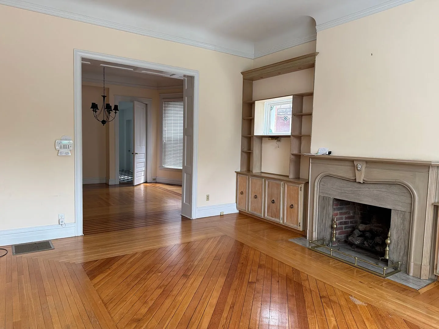 2340 Grandview — Photo 2