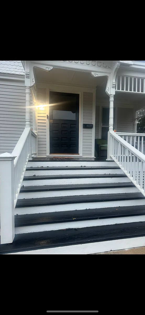 Building Photo - 944 E Walnut St #8