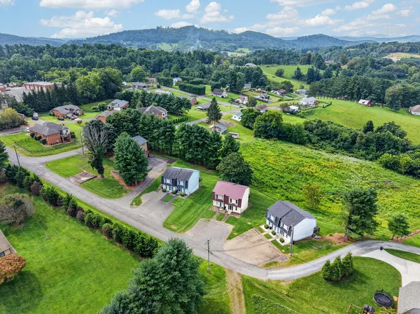 308 Armory Rd, Galax, VA 24333