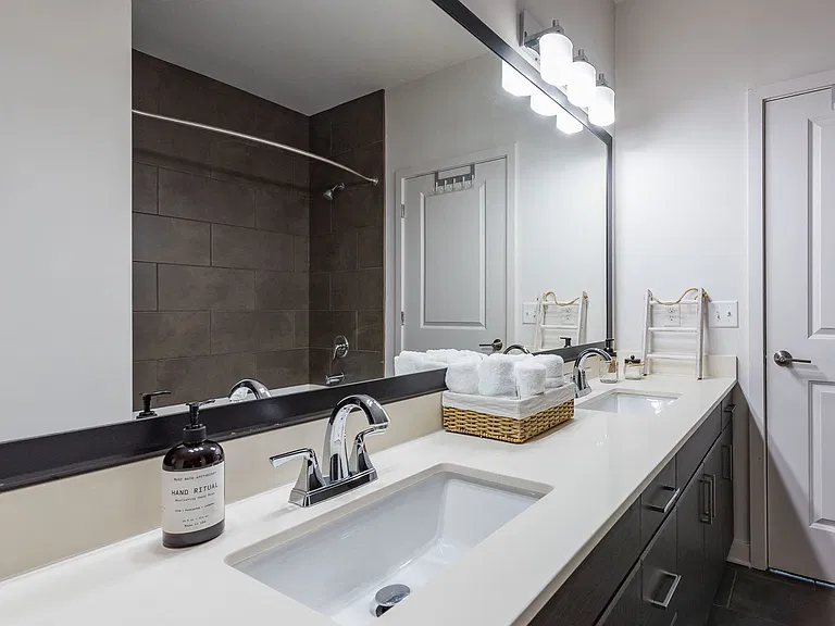 Station R Apartments — Photo 16