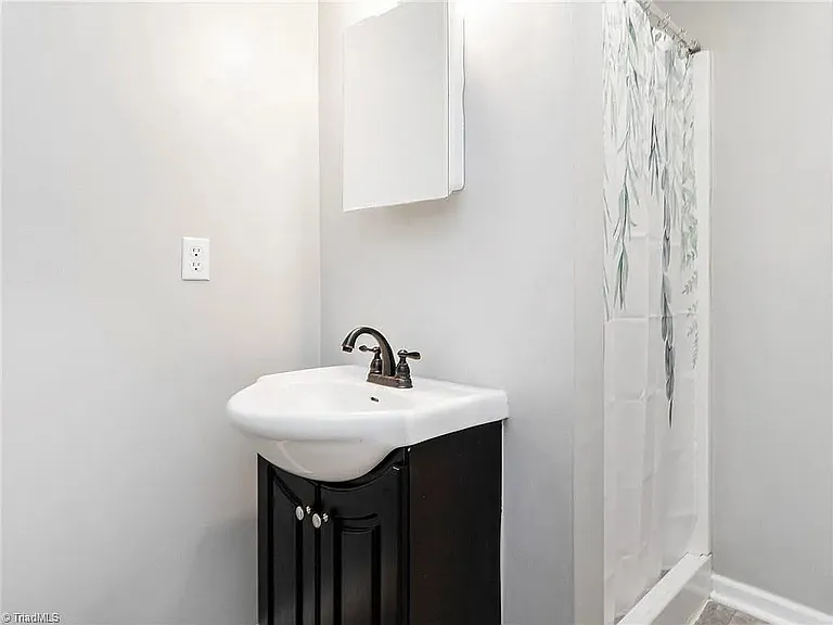 1313 Greenbriar St — Photo 8