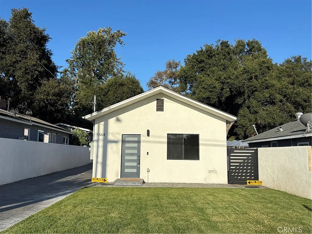 3 bed, 1000 sqft, $4,200 — Photo 2