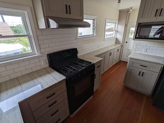 Gas range, hallway to back patio
