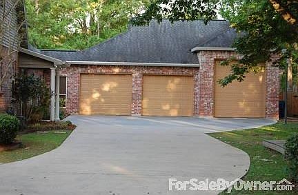 Three car garage
						:
						Oversized door on 3rd bay. Perfect for boat or RV.