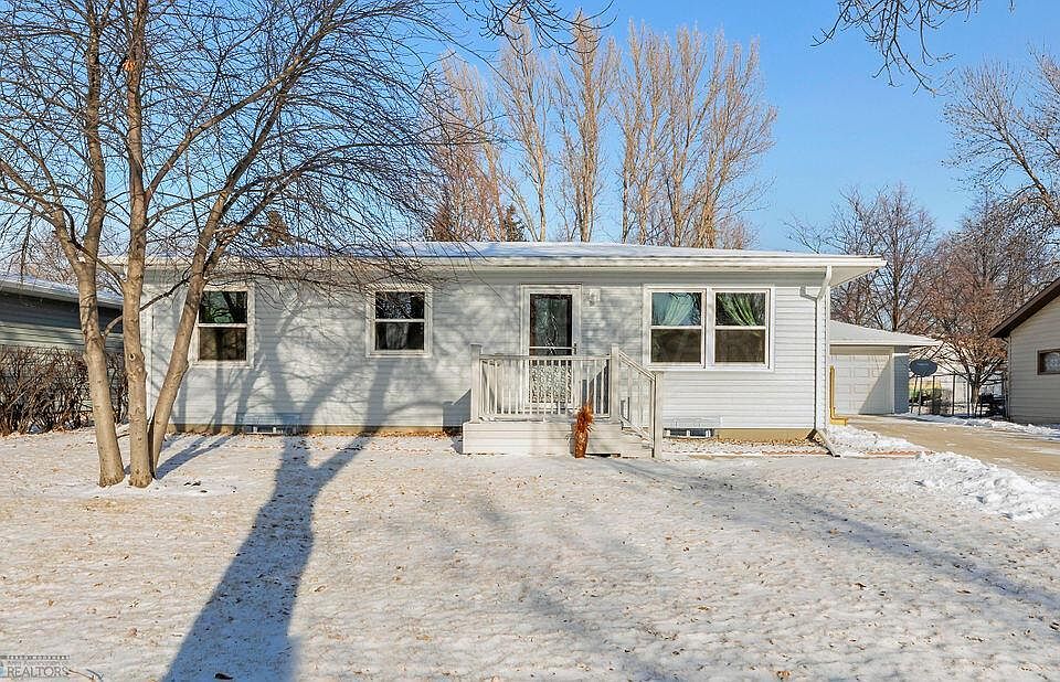 1st image of 414 4th Ave E
