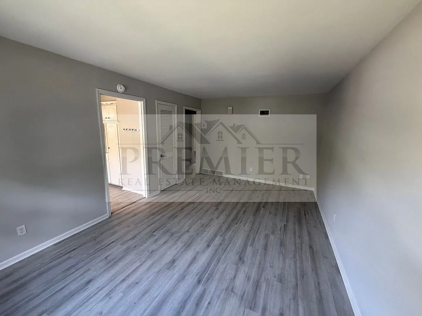 8416 Travis Lane Overland Park KS - Rent 1300 - 2 bed / 1 bath apartment - with open garage space... — Photo 4