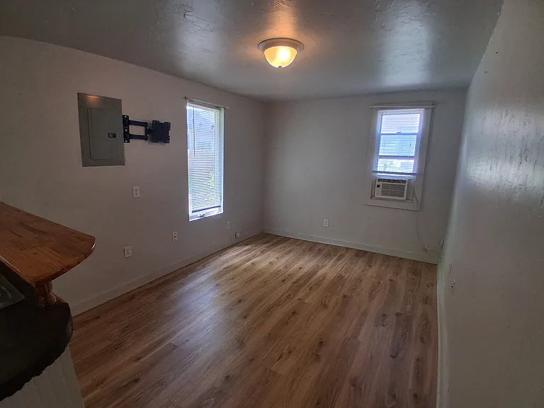 224 1/2 S Lowry St — Photo 6