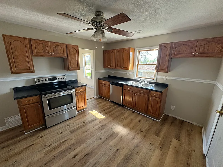 521 Main St — Photo 3