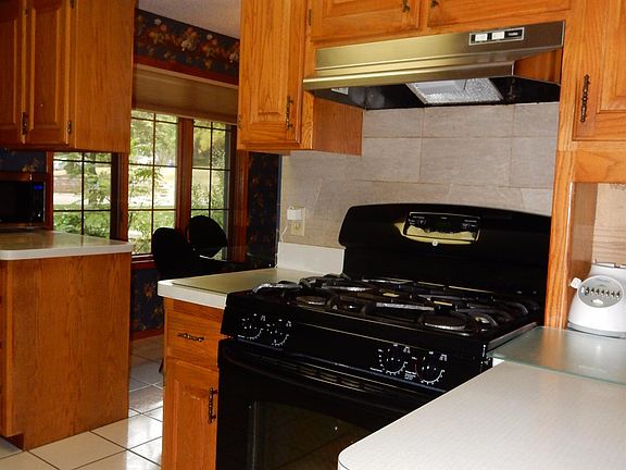 3rd image of 204 Arapahoe Ct