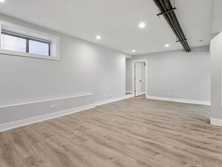 7417 N Clark St — Photo 30