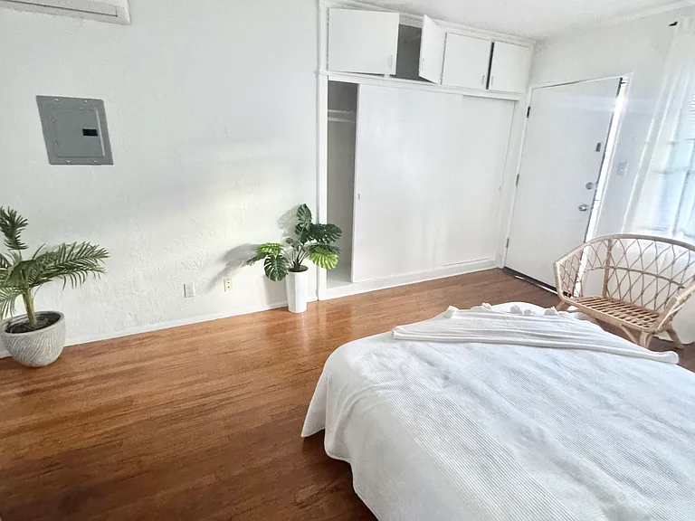 1751 Winona Blvd #6 — Photo 4