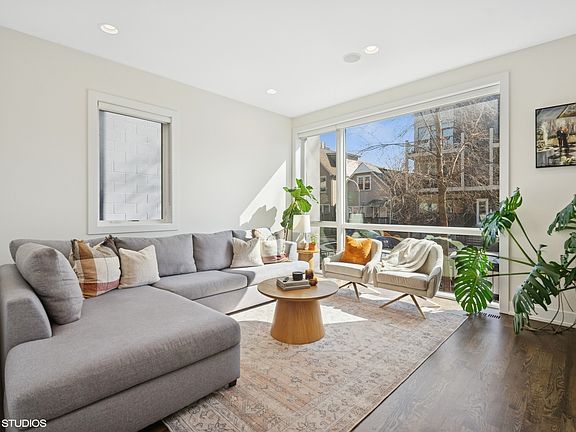 4th image of 2912 W Lyndale St Unit 1E