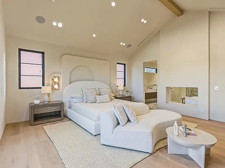 4900 Valjean Ave — Photo 26