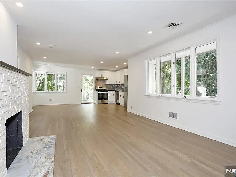 105 Hollywood Ave — Photo 4