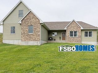 697 W Deer Creek Rd, Clinton, IA 52732