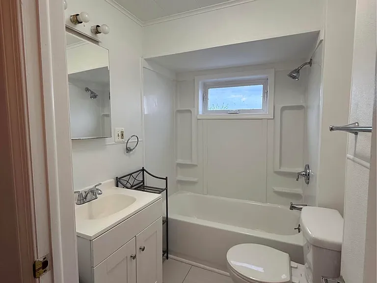 1124 W Elm St — Photo 7