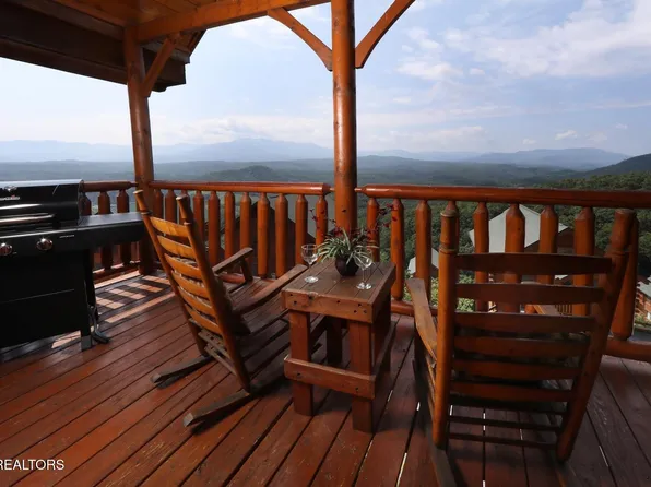 2212 Towering Hemlock Dr, Sevierville, TN 37876
