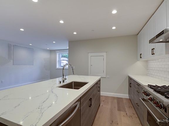 5th image of 445 Oak St