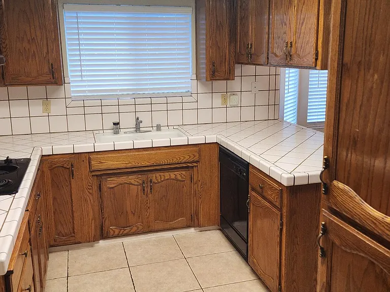 2090 N Berkeley Ave — Photo 5