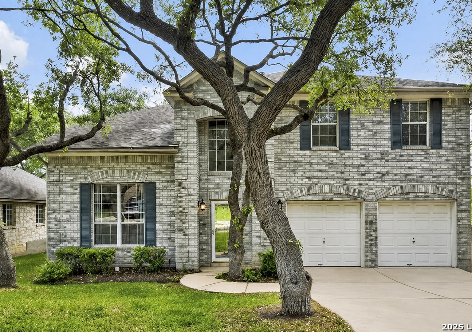 Beautiful and impeccably maintained traditional home located in the highly desirable Waters at Ca... — Photo 1