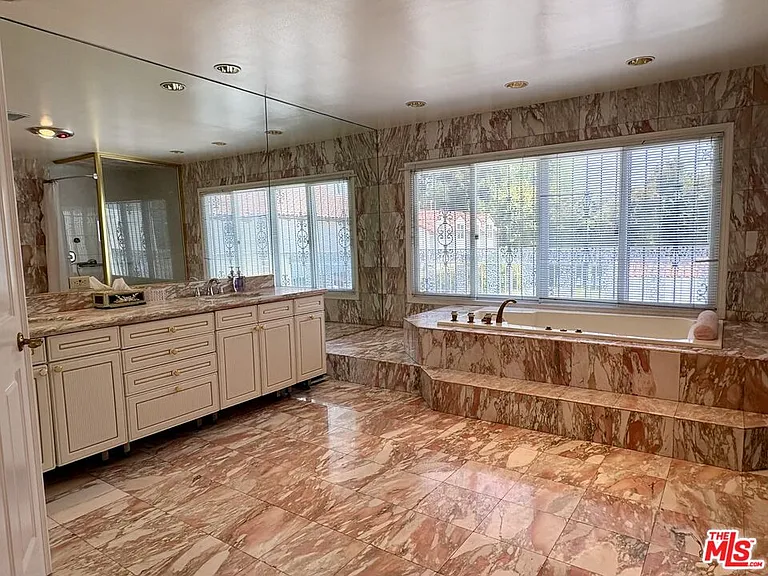 414 N Las Palmas Ave — Photo 36