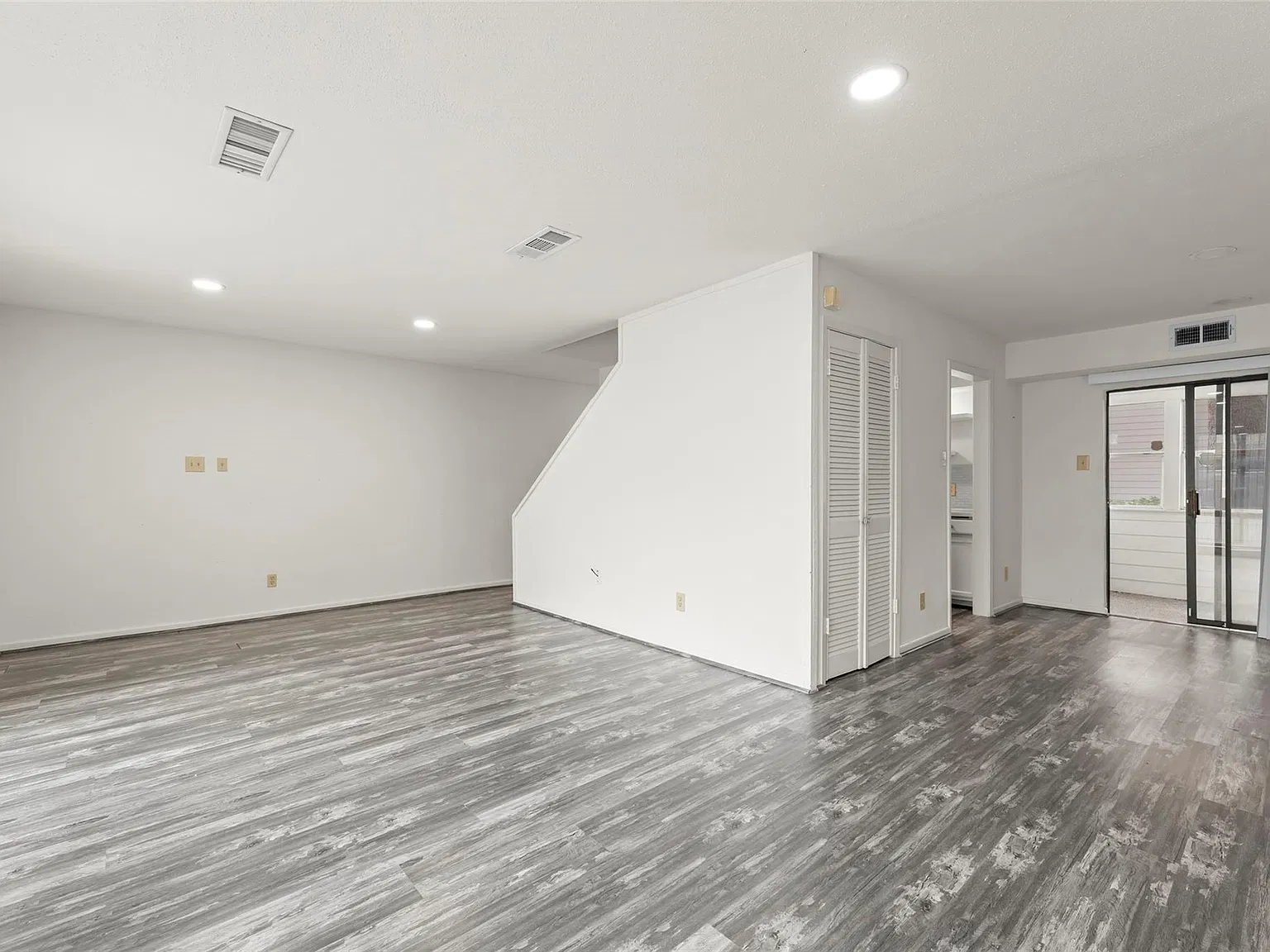 3 bed, 2.5 bath, 1370 sqft, $1,550 — Photo 2
