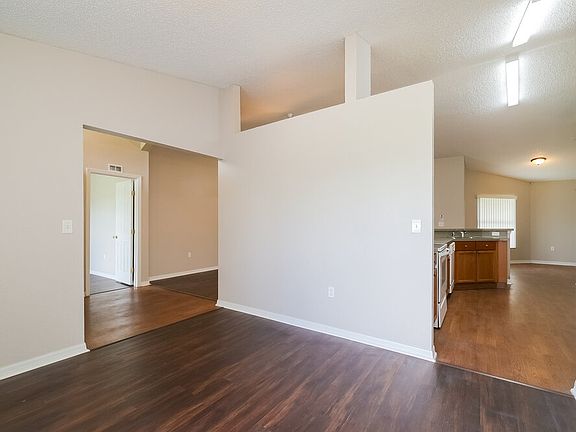 5th image of 325 Arlington Cir