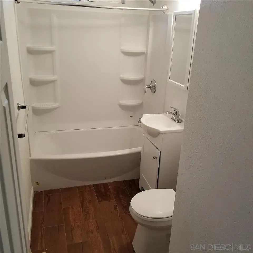 2 bed, 1.0 bath, 700 sqft, $2,600 — Photo 4