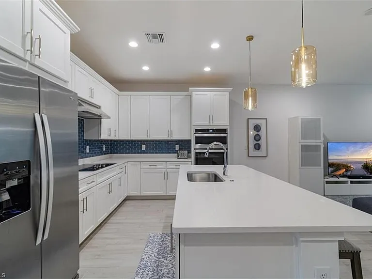 13021 Pembroke Dr — Photo 12