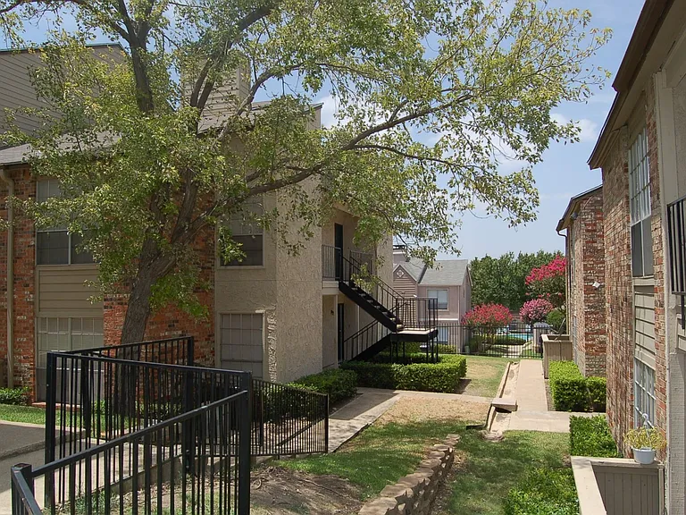 Hunters Court — Photo 11