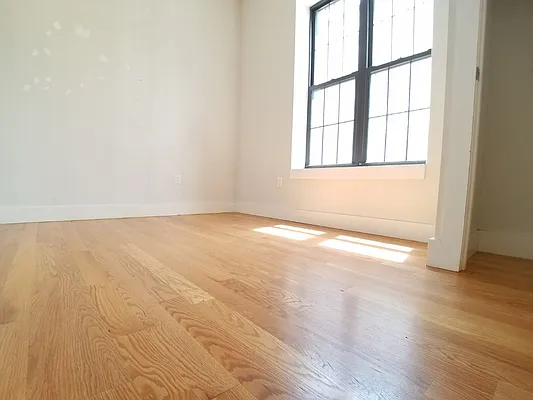 Rented by Evergreen Apartments BK | media 12