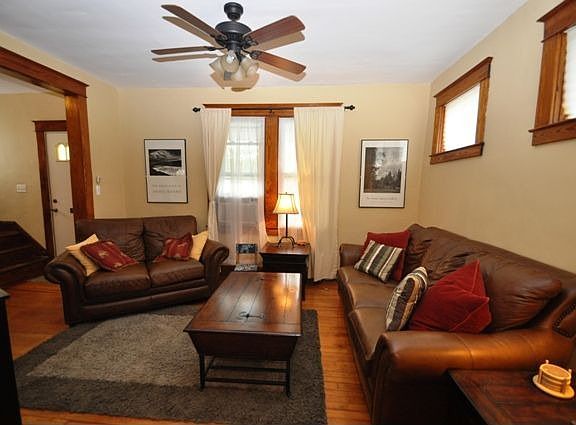 Spacious Living Rm w/ceiling fan