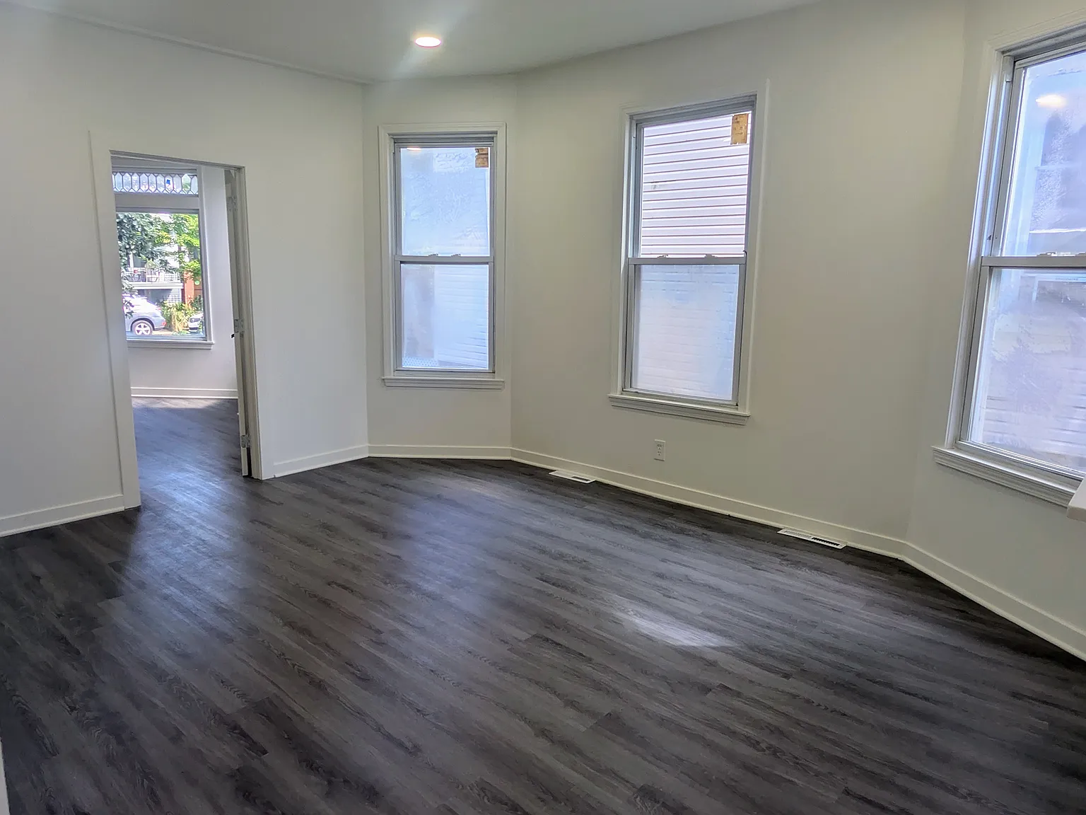 3 bed, 1.5 bath, 1000 sqft, $2,800 — Photo 2