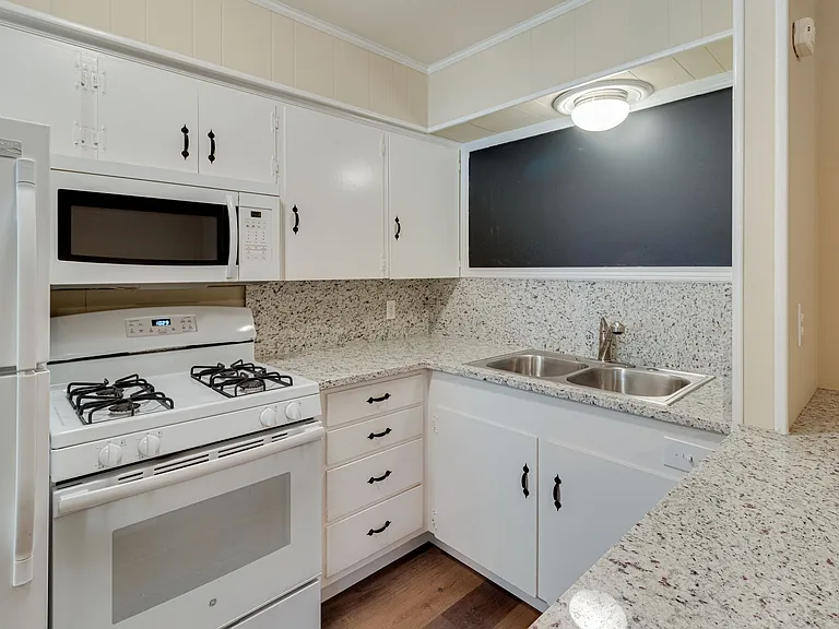 601 W College St — Photo 23