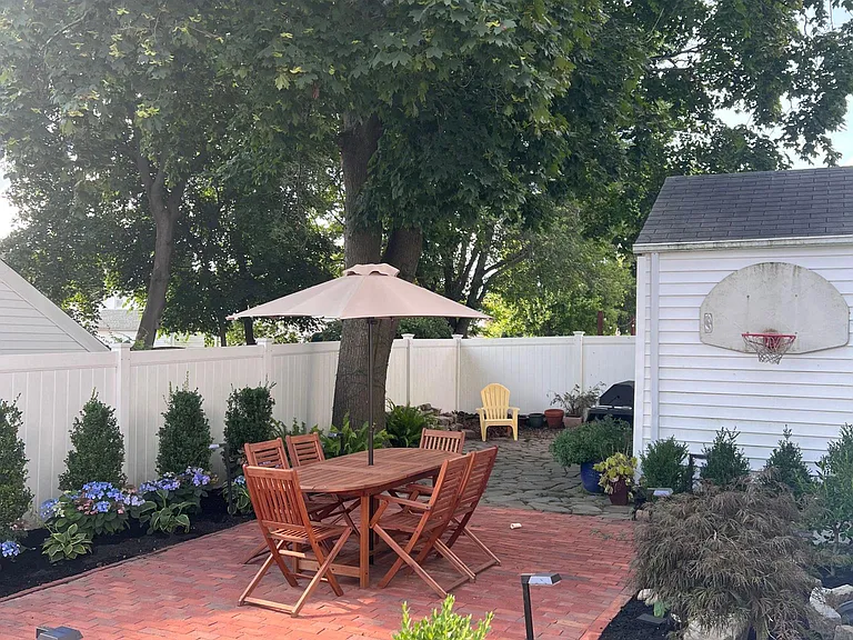 81 Mayflower Dr — Photo 30