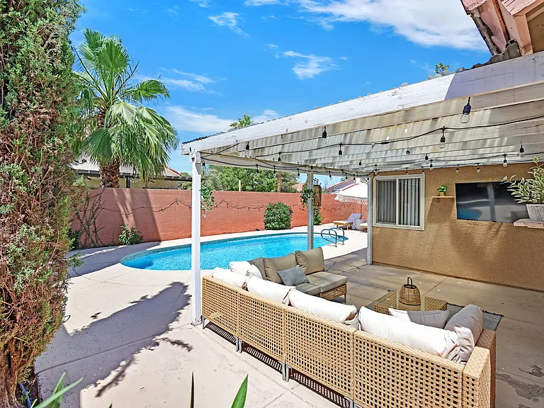 572 Macbrey Dr — Photo 1