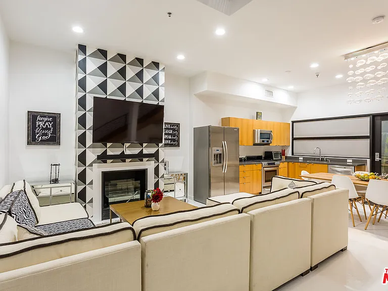 815 Hampton Dr #7 — Photo 2