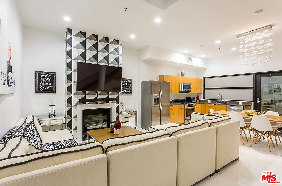 Building Photo - 815 Hampton Dr #7