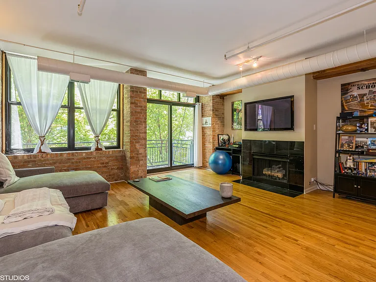 520 W Huron St #216 — Photo 4
